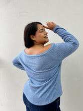 Cargar imagen en el visor de la galería, Chompero Off shoulder - Celeste